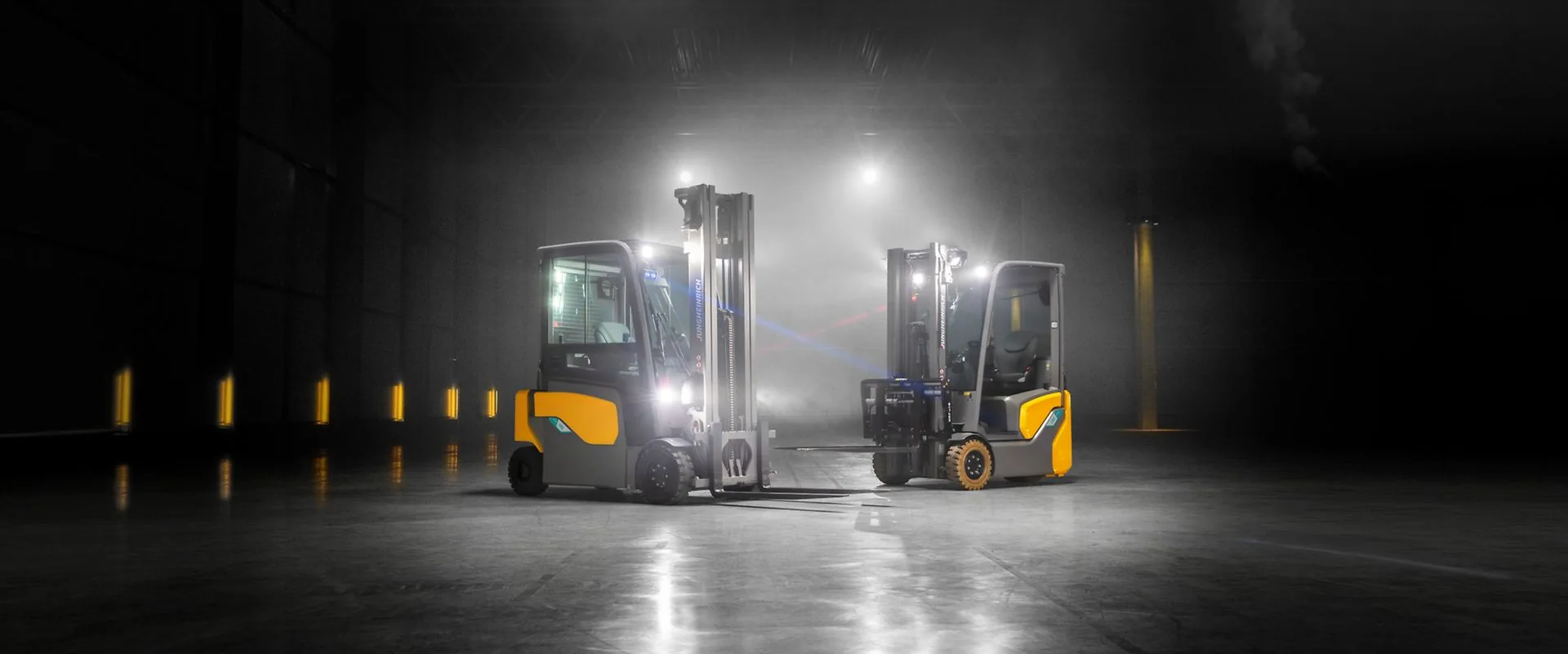 Jungheinrich electric forklifts in a warehouse